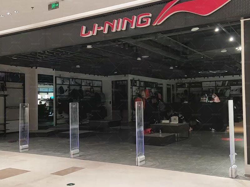 قام متجر العلامة التجارية Li Ning بتثبيت جهاز مضاد للسرقة مغناطيسي صوتي مكعب AM9800