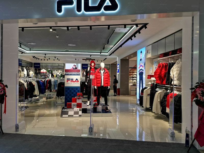 يقوم متجر ماركة الملابس FILA بتثبيت جهاز AM9800 الصوتي والمغناطيسي المضاد للسرقة