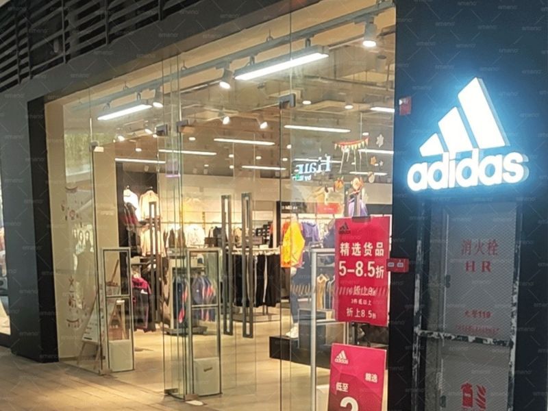 قام متجر ماركة Adidas بتثبيت جهاز مضاد للسرقة في متجر الملابس AM6208 من شركة Cube Beauty