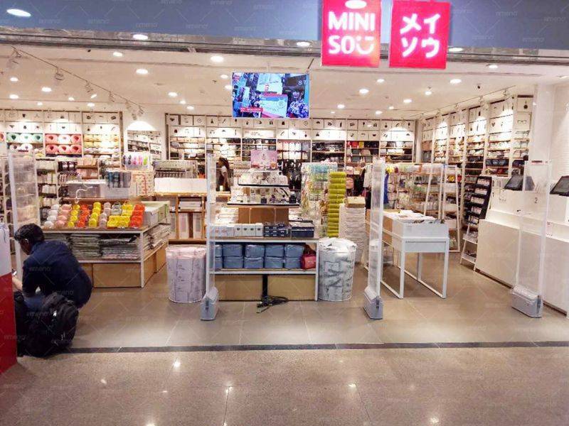 يقوم متجر MINISO بتثبيت باب الأمان CuboM AM7806